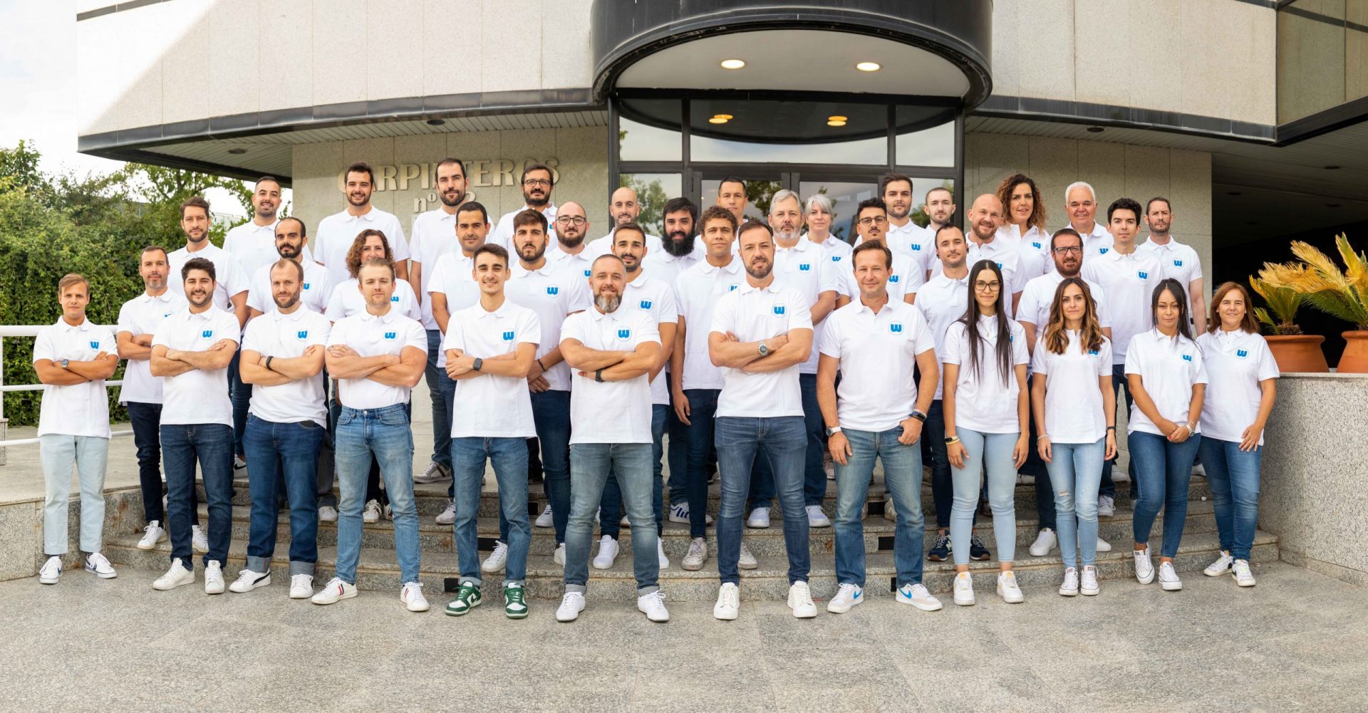 Equipo de desarrollo de la Software Factory de Weber Solutions en sesión de trabajo