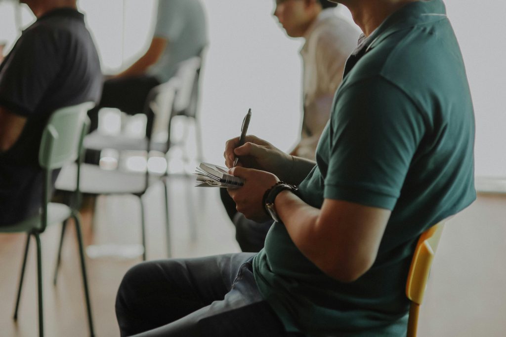 Participante tomando notas en una formación de Weber Solutions sobre IA Agéntica